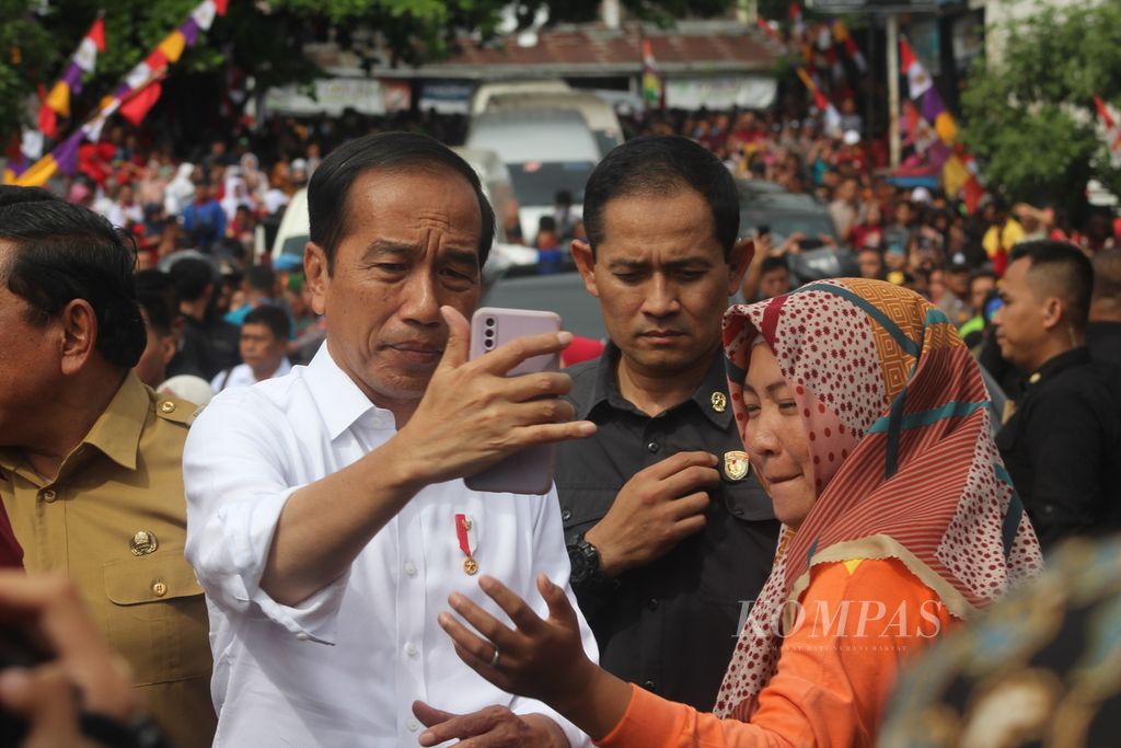 Presiden Joko Widodo berfoto dengan warga di Pasar Purwodadi, Kecamatan Arga Makmur, Bengkulu Utara, Bengkulu, Jumat (21/7/2023). Pasar ini akan direvitalisasi untuk membangkitkan ekonomi kerakyatan.