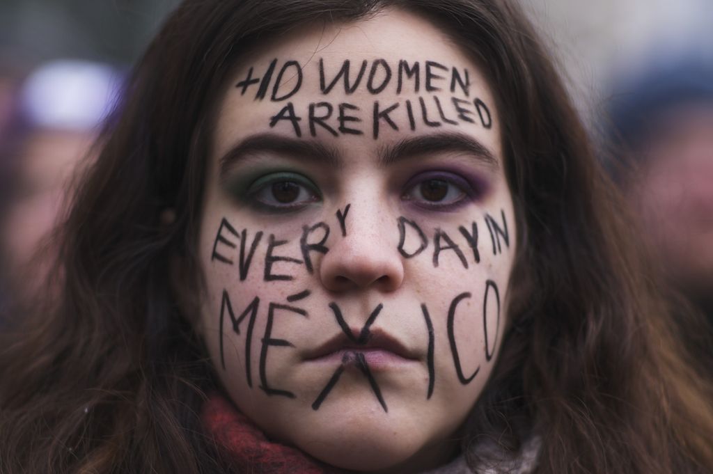FILE -Seorang wanita dari Meksiko dengan pesan berbunyi: "Lebih dari 10 wanita dibunuh setiap hari di Meksiko", menghadiri rapat umum memperingati Hari Perempuan Internasional di Berlin, Jerman, 8 Maret 2023.