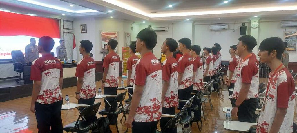 Sebanyak 30 remaja di bawah 20 tahun mengikuti kursus singkat bertajuk Perubahan <i>Mindset</i> dan Penguatan Cinta Tanah Air Indonesia di Gedung Biro Sumber Daya Manusia Polda Metro Jaya, Jakarta Selatan, Kamis (22/6/2023). 