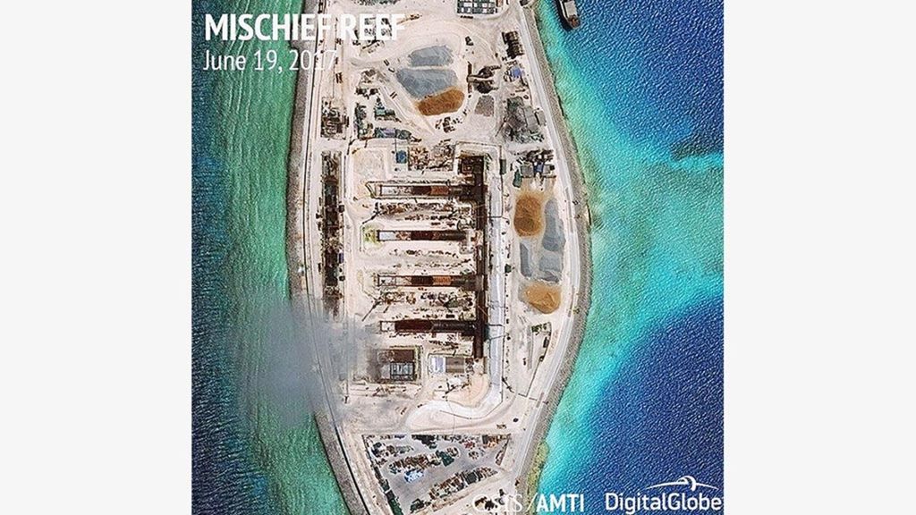 Tampak lanskap Mischief Reef di Kepulauan Spratly, Laut China Selatan, yang disengketakan dari citra satelit 19 Juni 2017 yang dirilis oleh Asia Maritime Transparency Initiative (AMTI) di Center for Strategic and International Studies (CSIS).