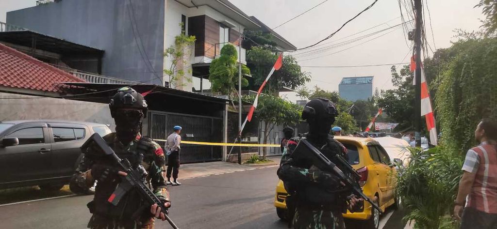 Area rumah pribadi mantan Kepala Divisi Profesi dan Pengamanan Polri Inspektur Jenderal Ferdy Sambo di Jalan Saguling III Kompleks Pertambangan, Jakarta Selatan, dipasangi garis polisi pada Selasa (9/8/2022) sekitar pukul 15.30. Sejumlah personel Brimob berseragam lengkap dengan senjata laras panjang menjaga area tersebut.