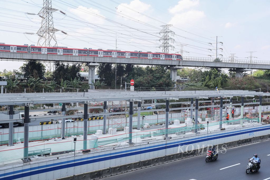 Rangkaian LRT melintas di samping progres revitalisasi halte Transjakarta Cawang UKI, Jakarta, Kamis (12/9/2023). PT Transportasi Jakarta (Transjakarta) berencana membangun tiga halte transit besar. Halte tersebut adalah Halte Cawang UKI, Halte CSW, dan Halte Monas. Halte transit tersebut bertujuan untuk menjadi pintu masuk-keluar penumpang yang ingin ke wilayah tertentu. Berbagai fasilitas juga nantinya akan dibangun di halte-halte tersebut untuk kenyamanan penumpang. Diharapkan, dengan adanya halte-halte dengan fasilitas mumpuni, dapat menarik minat masyarakat untuk beralih menggunakan transportasi umum.