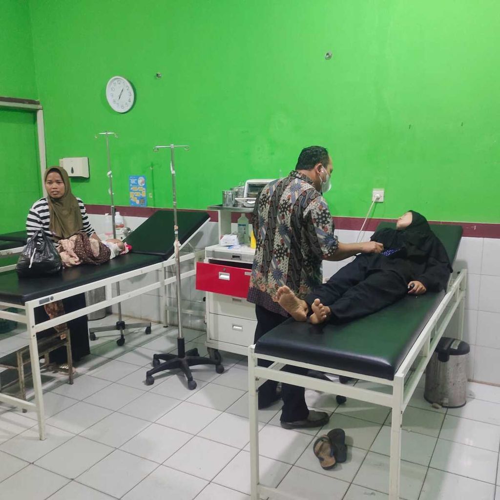 Sejumlah 87 warga dilaporkan keracunan makanan. Mereka kemudian mendapat perawatan di Puskesmas Tenjo karena keracunan makanan saat resepsi pernikahan di Desa Babakan, Tenjo, Kabupaten Bogor, Jawa Barat, Jumat (10/2/2023).