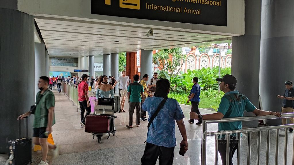 Suasana di area terminal kedatangan internasional di Bandara Internasional I Gusti Ngurah Rai, Badung, Jumat (30/12/2022). 