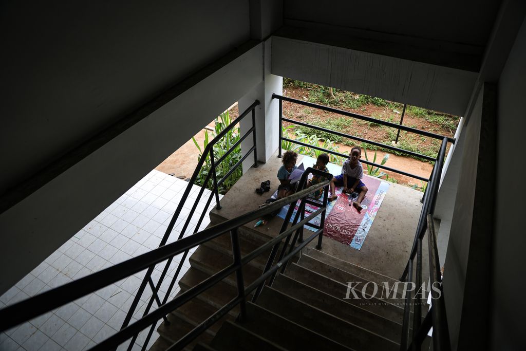 Anak-anak bermain di tangga Kampung Susun Bayam, Jakarta Utara, Rabu (27/3/2024). 