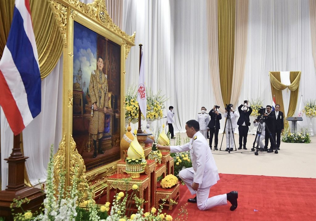Dalam foto selebaran yang diambil dan dirilis oleh Kantor Kerajaan Thailand pada 23 Agustus 2023 terlihat Perdana Menteri Thailand yang baru Srettha Thavisin berlutut di depan foto Raja Maha Vajiralongkorn dalam upacara kerajaan untuk diresmikan sebagai PM.