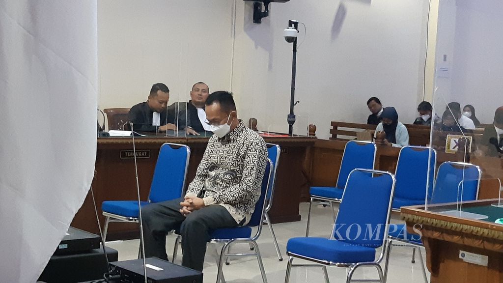 Andi Desfiandi, pihak swasta yang memberikan suap sebesar Rp 250 juta kepada Rektor Universitas Lampung Karomani periode 2019-2023, menjalani sidang dakwaan di Pengadilan Tindak Pidana Korupsi pada Pengadilan Negeri Tanjung Karang, Rabu (9/11/2022).