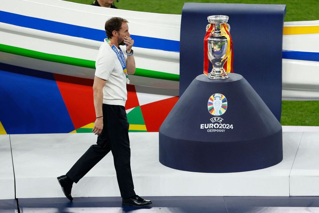 Pelatih Inggris Gareth Southgate berjalan melewati trofi setelah pertandingan sepak bola final Piala Eropa 2024 antara Spanyol dan Inggris di Stadion Olimpiade Berlin, Jerman, Senin (15/7/2024) dini hari WIB.