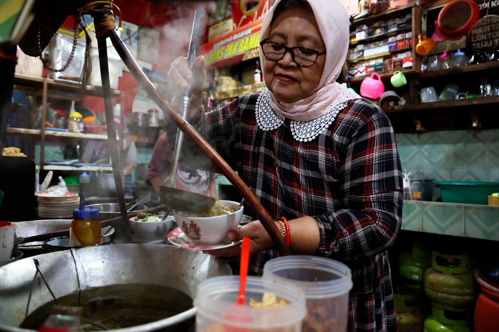 Nikmah generasi penerus soto kudus yang masih mempertahankan resep warisan di Taman Bojana, Kudus, Kabupaten Kudus, Jawa Tengah, Kamis (7/9/2023). Soto kudus daging kerbau menjadi salah satu ciri khas di antara aneka kuliner di wilayah Kudus. Soto dengan suwir daging kerbau berkuah soto kaya akan rasa rempah ini menjadi buruan bagi pelancong dan penikmat kuliner dari luar daerah.