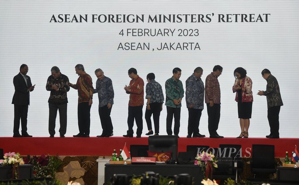 Para Menlu ASEAN dan Sekjen ASEAN bersiap meninggalkan panggung setelah sesi foto dalam pembukaan Pertemuan Menteri Luar Negeri ASEAN atau ASEAN Foreign Ministers Meeting (AMM) Retreat di Sekretariat ASEAN, Jakarta, Sabtu (4/2/2023).