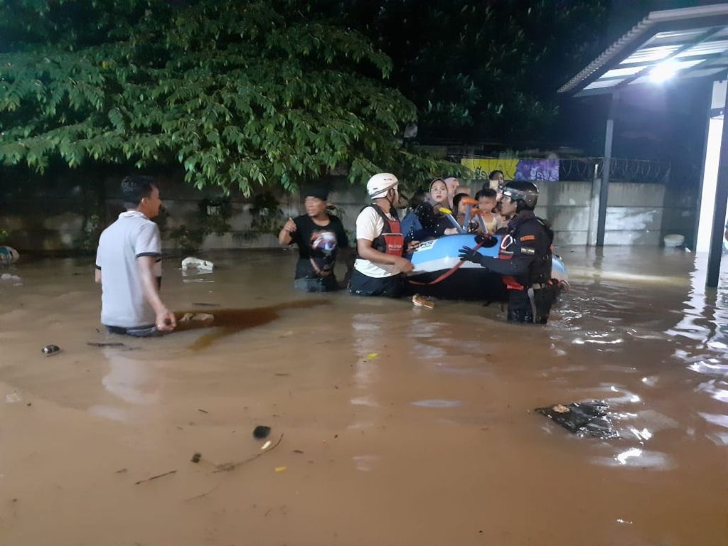 Beberapa warga perumahan Al-Kahfi Residence, Ciputat, Tangerang Selatan di evakuasi ke tempat yang lebih aman pada Kamis, (6/10/2022). 