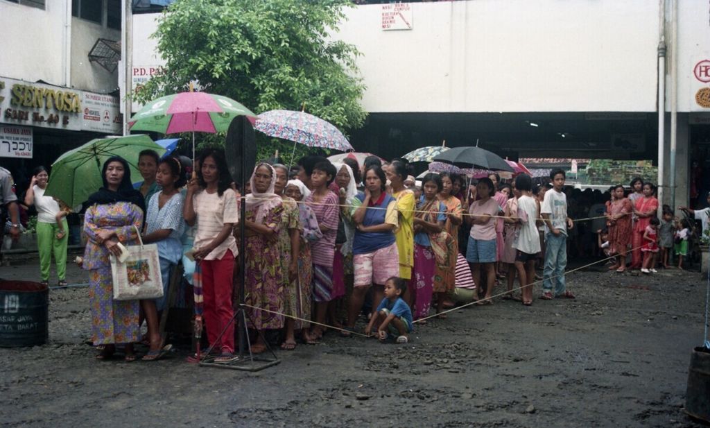  Pada masa resesi ekonomi sekarang, bantuan bahan kebutuhan pokok kepada warga terus mengalir untuk warga Jakarta dan sekitarnya. Bantuan itu diberikan secara cuma-cuma dan ada yang dijual dengan harga murah. Krisis moneter 1998 mengakibatkan banyak warga kehilangan mata pencarian atau terkena PHK dari perusahaan di mana mereka bekerja.  