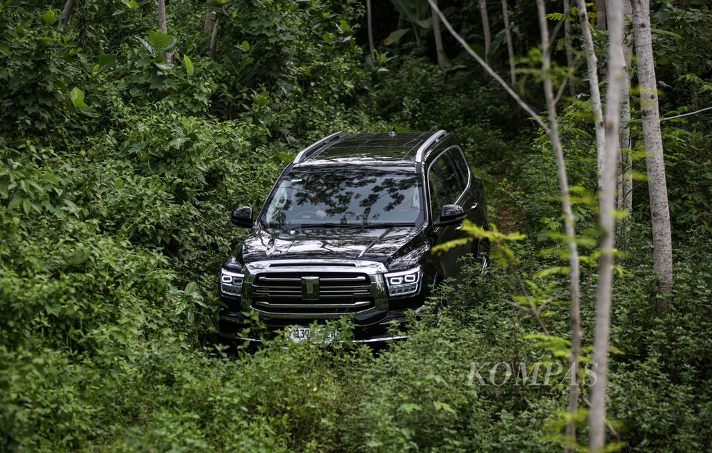 SUV premium berkemampuan <i>off-road</i>, GWM Tank 500, saat diuji kendara di jalur <i>off-road </i>menerabas hutan di kawasan Batukaras, Kecamatan Cijulang, Kabupaten Pangandaran, Jawa Barat, Selasa (23/4/2024).