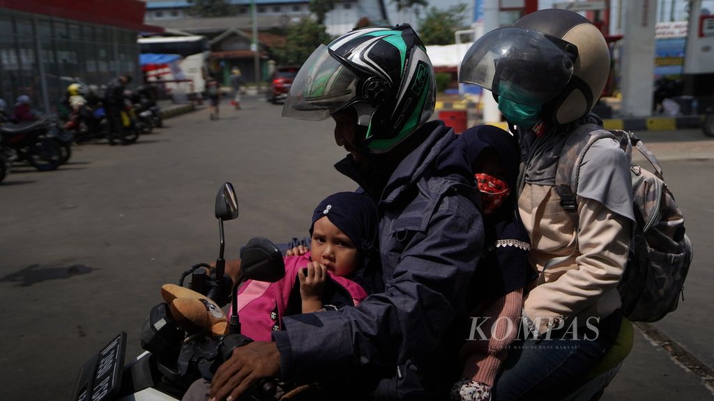 Pemudik sepeda motor bersiap melanjutkan perjalanan di Kedungwaringin, Kabupaten Bekasi, Jawa Barat, Rabu (19/4/2023). Cuaca panas menjadi salah satu kendala pemudik sepeda motor.