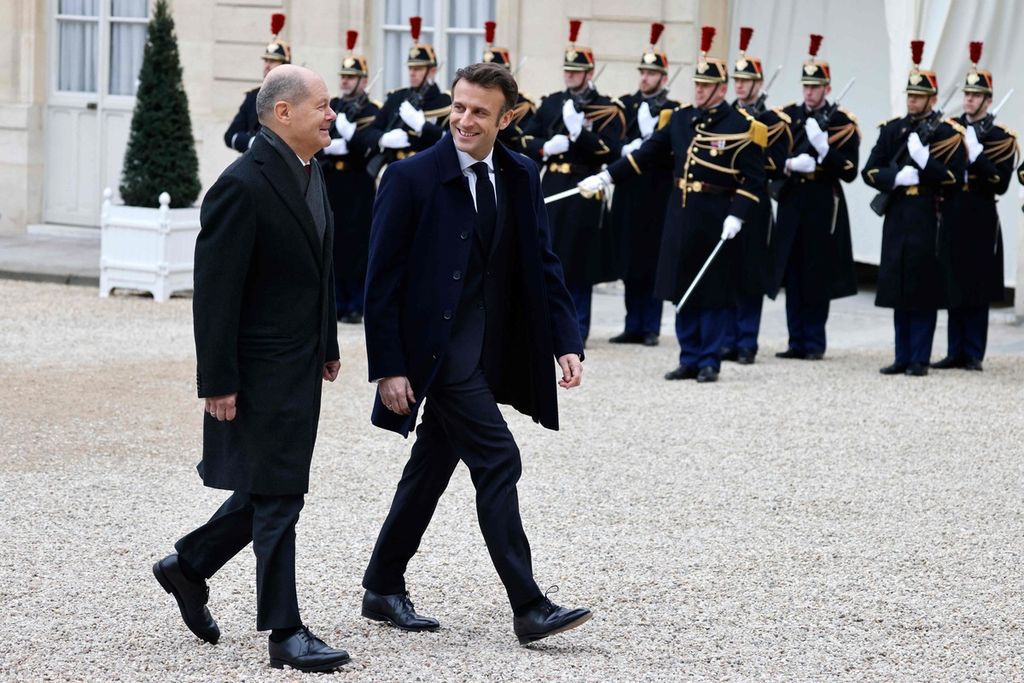 Presiden Perancis Emmanuel Macron (kanan) menerima Kanselir Jerman Olaf Scholz di Istana Elysee, Paris, pada Januari 2023.