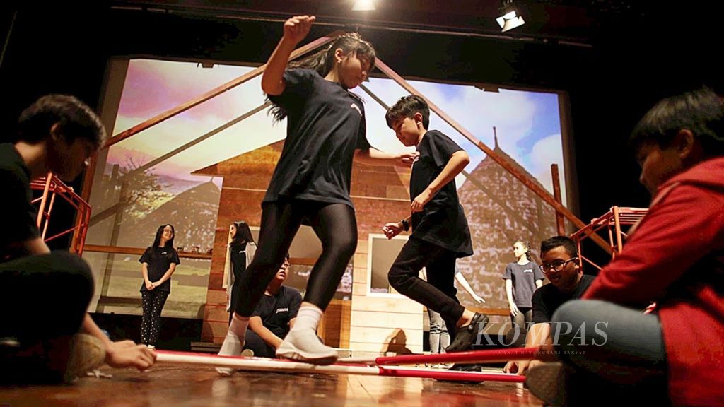 Anak-anak dari beragam sekolah di Jakarta berlatih di pekan awal liburan untuk pementasan musikal Aksi Generasi Z, di Jakarta, Kamis (20/12).