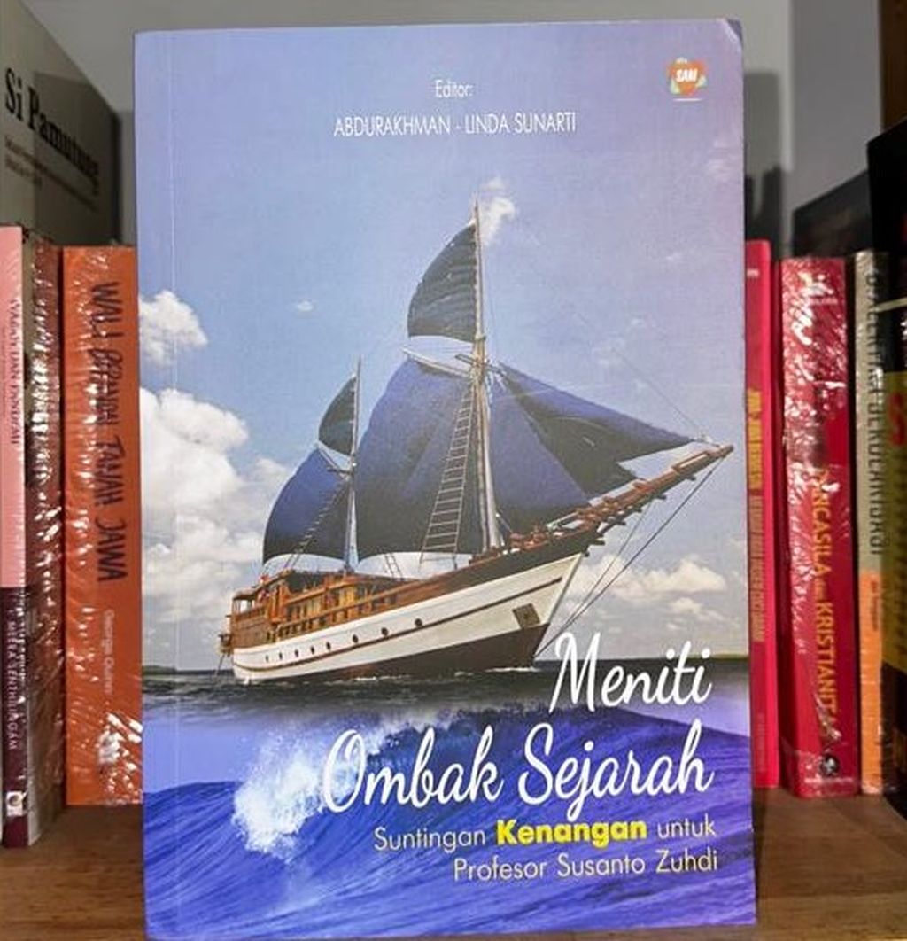 Buku<i> Meniti Ombak Sejarah: Suntingan Kenangan untuk Profesor Susanto Zuhdi.</i>