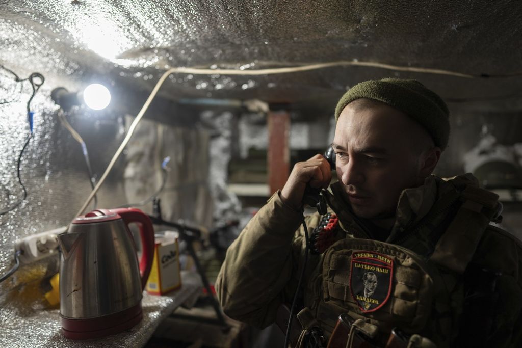 Seorang anggota militer Ukraina tengah melapor kepada komandannya melalui jaringan komunikasi di pos penjagaan Zolote, Ukraina, Senin (7/2/2022). 