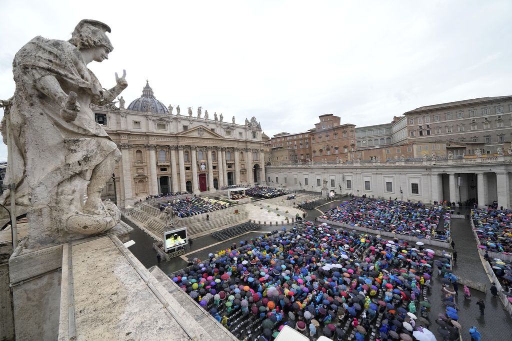 Pemandangan Lapangan Santo Petrus di Vatikan saat upacara beatifikasi terhadap almarhum Paus Yohanes Paulus I yang dipimpin Paus Fransiskus, Minggu (4/9/2022). 