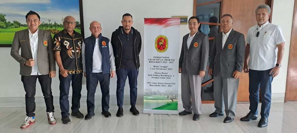 Anggota DPR RI Ahmad Sahroni (keempat dari kiri) mendaftarkan diri menjadi calon ketua umum Persatuan Golf Indonesia (PGI), Jumat (3/2/2023) di Pondok Indah Golf Course, Jakarta Selatan.