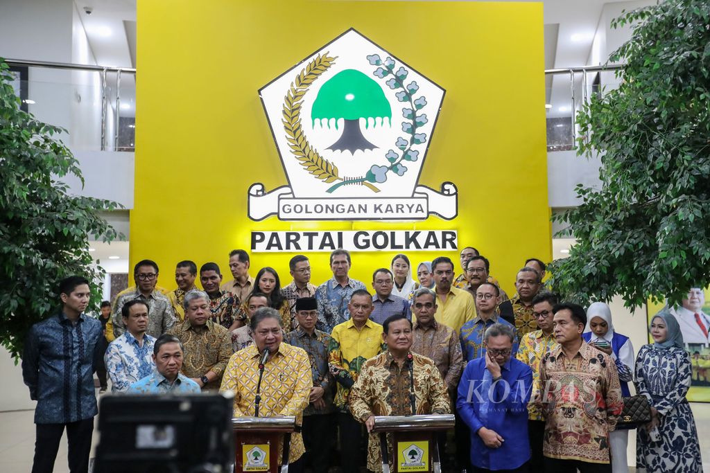 The chairman of the Golkar Party Airlangga Hartarto (front, second from left) held a press conference together with the chairman of the Gelora Party Anis Matta (left), the chairman of the Gerindra Party and presidential candidate Prabowo Subianto (third from left), the chairman of the PAN Zulkifli Hasan (fourth from left), and the chairman of the Crescent Star Party Yusril Ihza Mahendra (fifth from left) at the Golkar Party DPP office, Jakarta, on Thursday (14/9/2023).