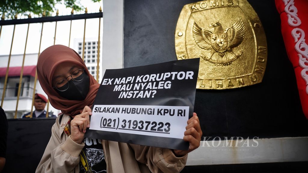 Para aktivis dari Koalisi Kawal Pemilu Bersih saat berunjuk rasa di depan Kantor Komisi Pemilihan Umum, Jakarta, Minggu (28/5/2023). 