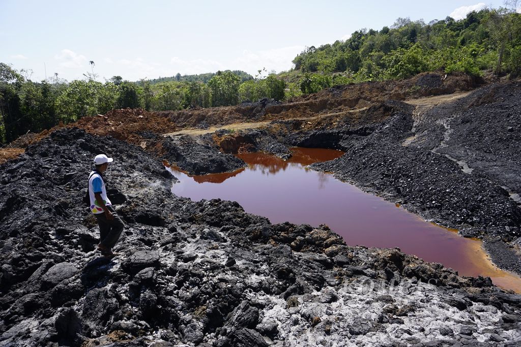 Salah satu petugas Waduk Samboja di Kecamatan Samboja, Kutai Kartanegara, Kalimantan Timur, meninjau tambang batu bara ilegal yang memasuki kawasan hijau waduk, Senin (21/10/2019). 