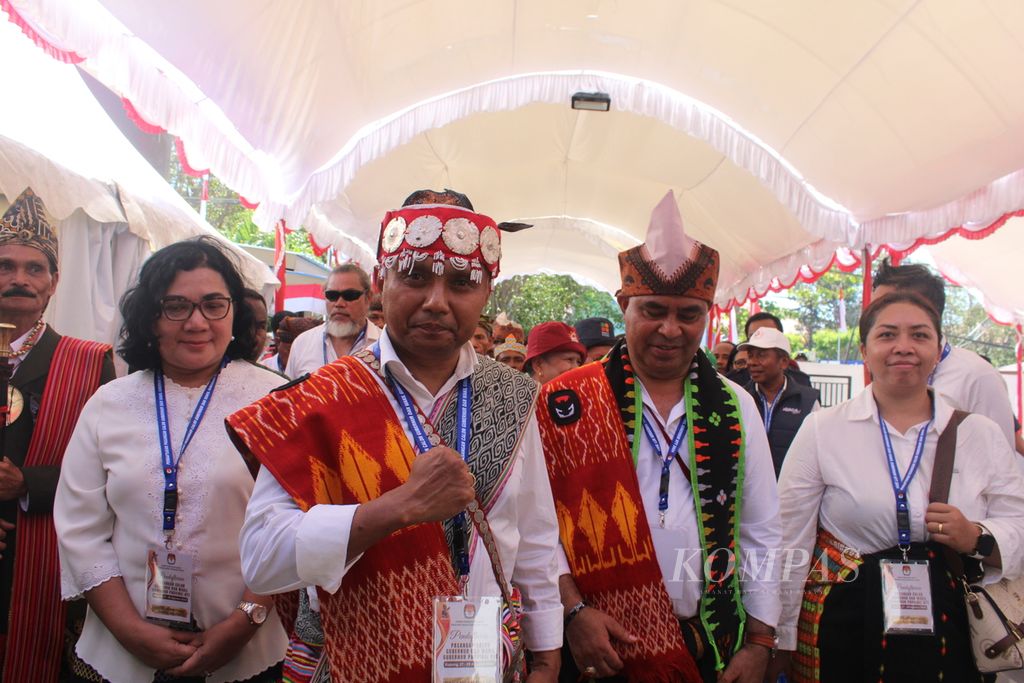 Bakal pasangan calon gubernur Nusa Tenggara Timur, Simon Petrus Kamlasi-Adrianus Garu (kiri ke kanan), mendaftar ke kantor Komisi Pemilihan Umum NTT pada Selasa (27/8/2024).