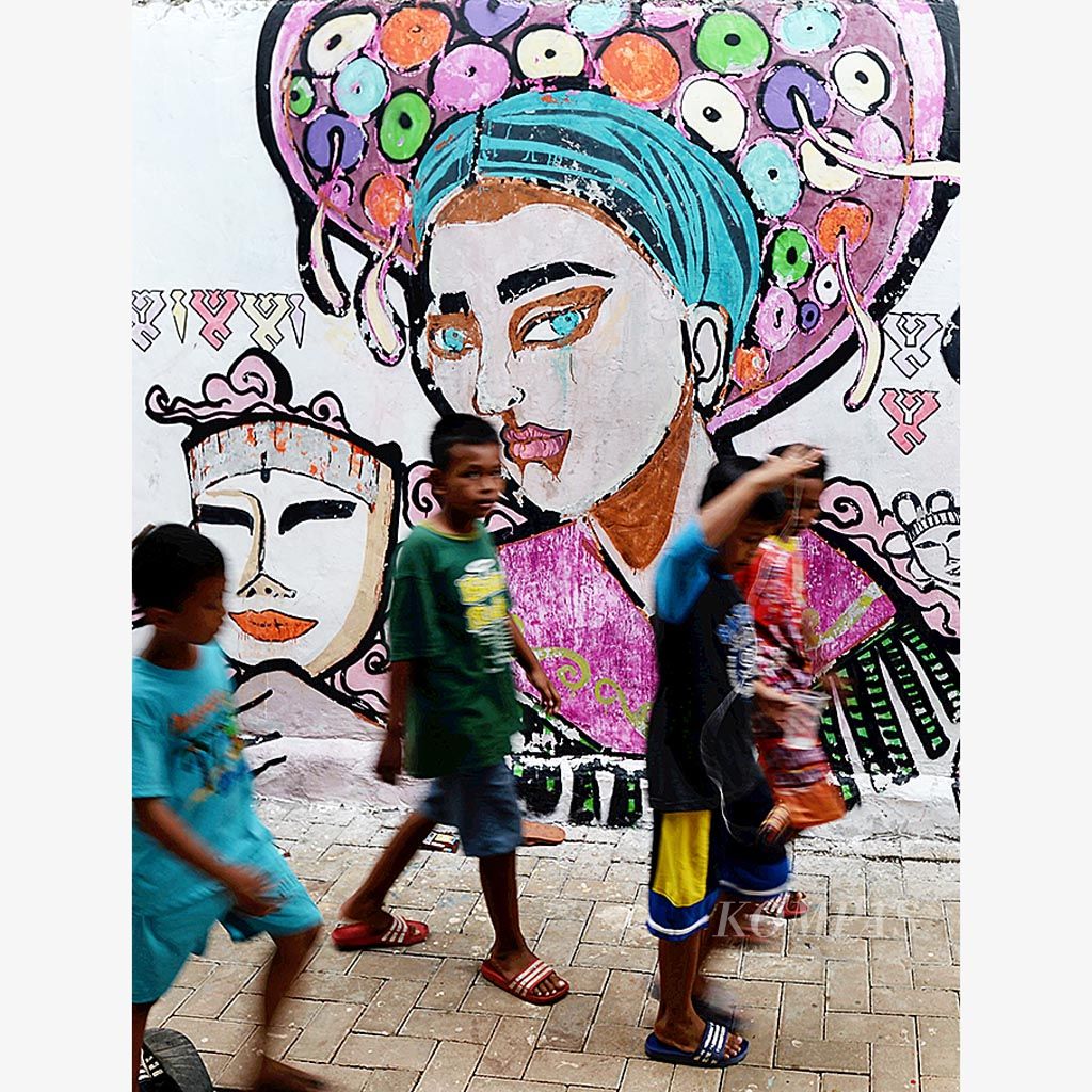 Mural menjadi salah satu media yang bisa digunakan untuk mengenalkan seni tradisi ke masyarakat. Salah satunya terlihat dalam mural penari topeng Betawi yang ada di dinding pagar di kawasan Ulujami, Jakarta Selatan, Senin (17/4). 