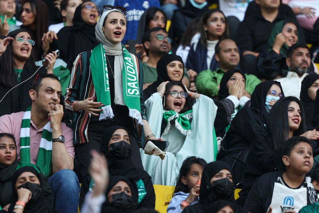 Reaksi para pendukung Arab Saudi Saudi yang menyaksikan siaran langsung laga kedua Grup C Piala Dunia Qatar 2022 antara Polandia dan Arab Saudi lewat layar lebar di Riyadh, Arab Saudi, 26 November 2022. Arab Saudi akan melawan Meksiko pada laga terakhir Grup C di Stadion Lusail, Kamis (1/12/2022) dini hari WIB.
