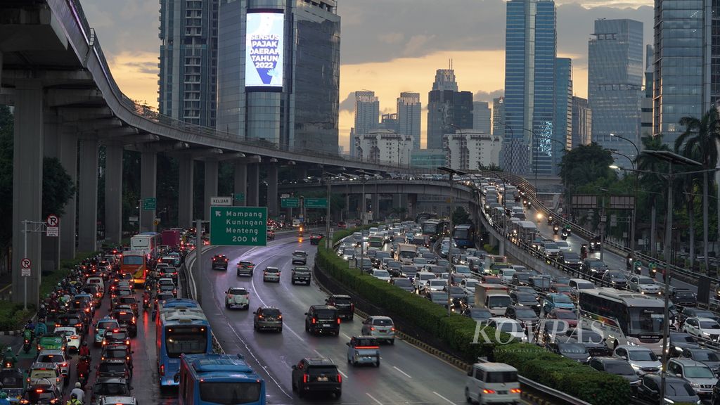Arus lalu lintas saat jam pulang kerja di Jalan Gatot Subroto, Jakarta Selatan, Senin (12/12/2022). Ditlantas Polda Metro Jaya berencana melakukan uji coba penindakan menggunakan sistem tilang elektronik (<i>electronic traffic law enforcement</i>/ETLE) <i>mobile</i> mulai Rabu (7/12/2022). Uji coba ini akan membidik pengendara yang melanggar aturan lalu lintas. 