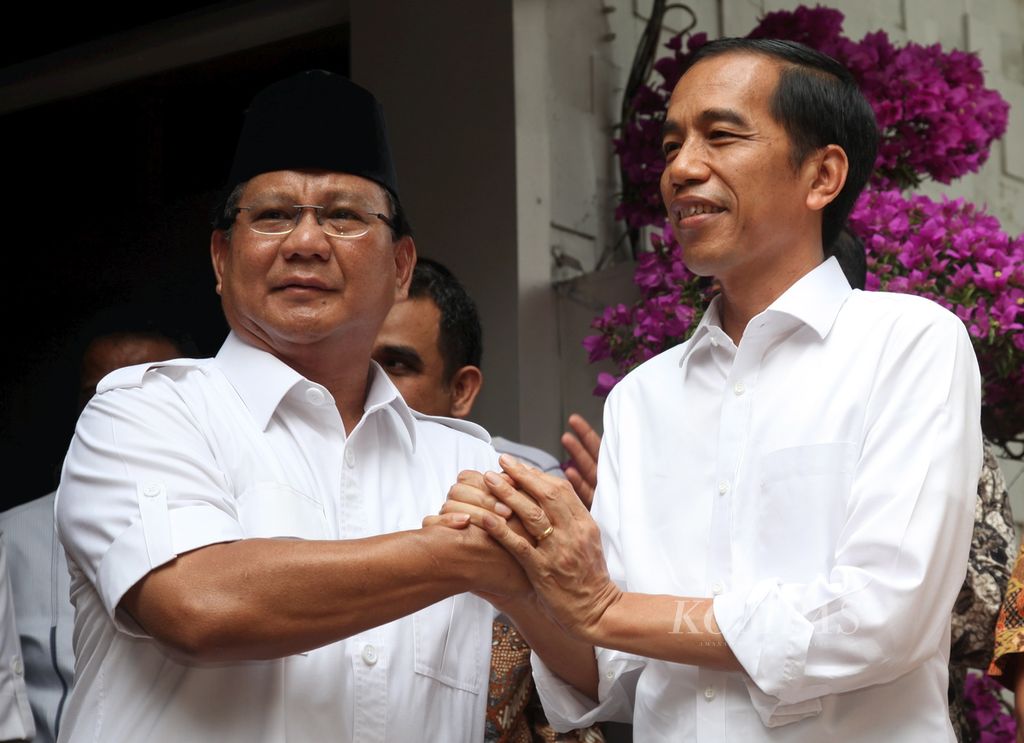 The Chairman of the Gerindra Party, Prabowo Subianto, and the president-elect, Joko Widodo, shook hands after meeting at Prabowo's parents' house on Kertanegara Street, South Jakarta, on Friday (17/10/14). In the meeting, Prabowo will ask his supporters to support the new government, but to remain critical if there are any programs that harm the people and the nation of Indonesia.