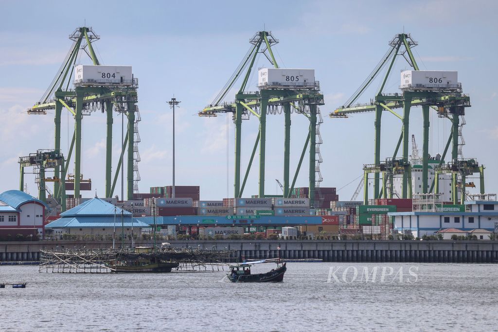 Aktivitas perahu nelayan di depan New Priok Container Terminal (NPCT) 1, Jakarta Utara, Sabtu (20/1/2023). Kementerian Perdagangan (Kemendag) menargetkan nilai ekspor nonmigas Indonesia pada 2024 tumbuh sebesar 2,5 persen hingga 4,5 persen.  