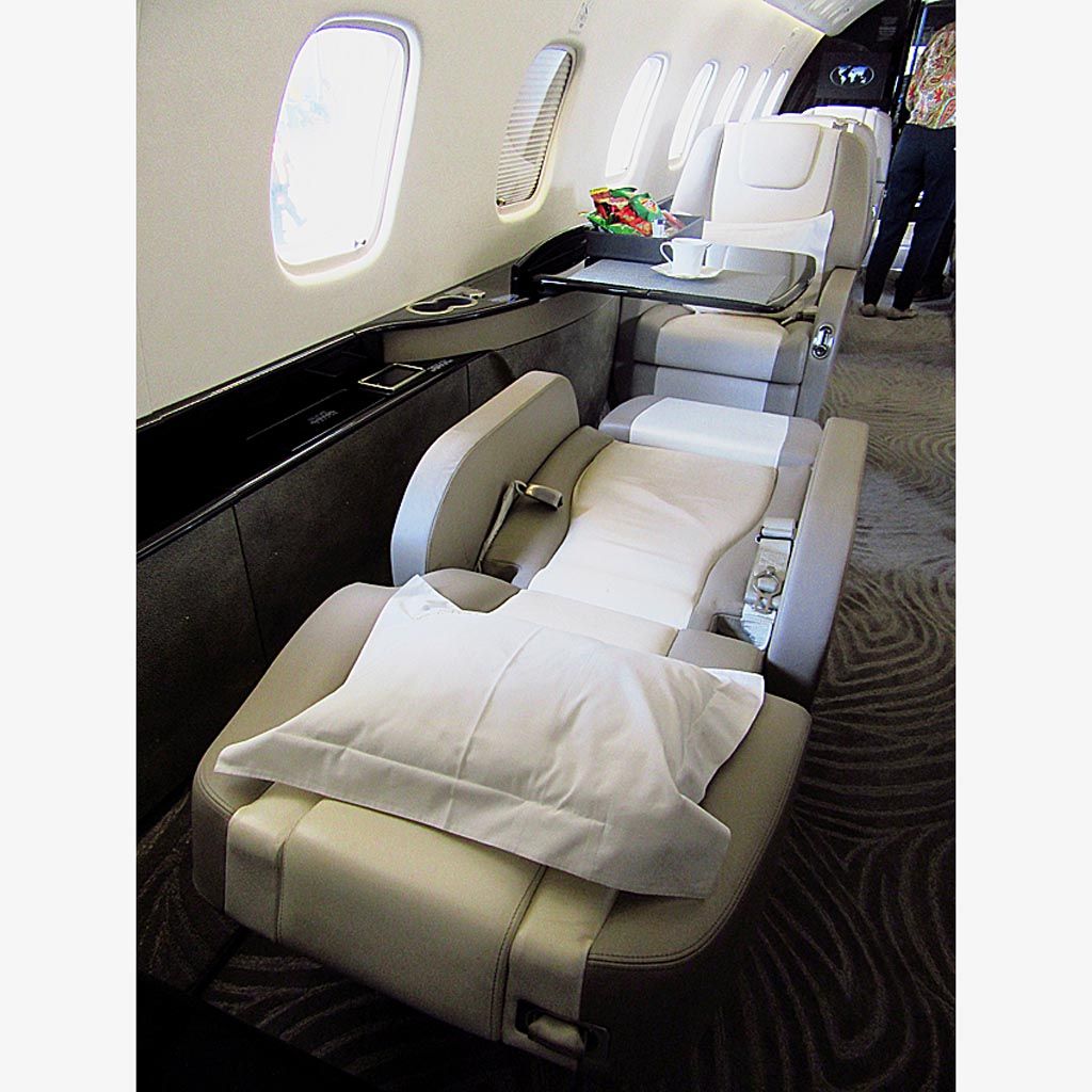 Interior pesawat jet eksekutif Embraer Legacy 650 yang dioperasikan Premiair. Kursi penumpang bisa direbahkan hingga 180 derajat.