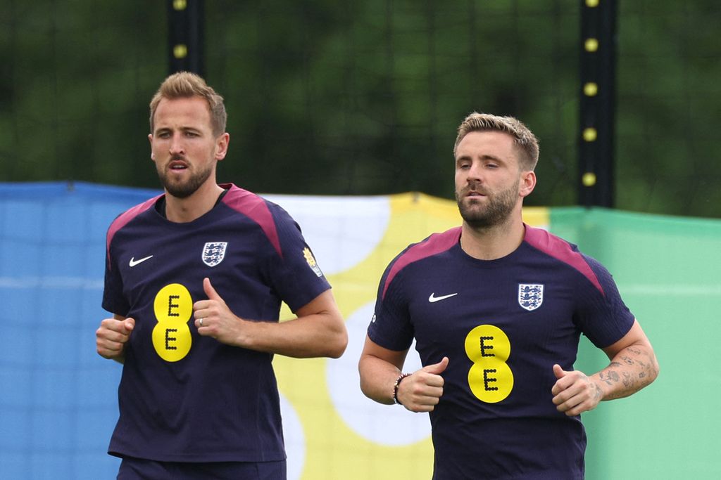 Penyerang Inggris, Harry Kane (Kiri), dan bek Inggris, Luke Shaw, mengambil bagian dalam sesi latihan di markas tim di Blankenhain, Thuringia, Jerman, selama kejuaraan Piala Eropa 2024, Kamis (27/6/2024).