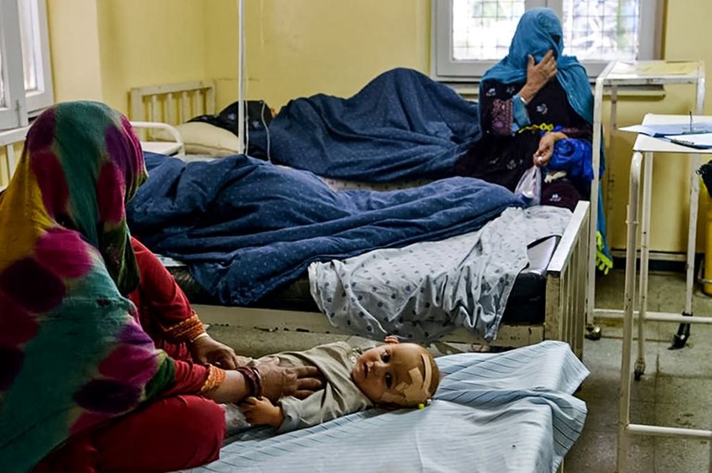 Seorang anak Afghanistan dirawat di sebuah rumah sakit di kota Sharan setelah terluka dalam gempa bumi di Distrik Gayan, Provinsi Paktika, pada Rabu (22/6/2022). 