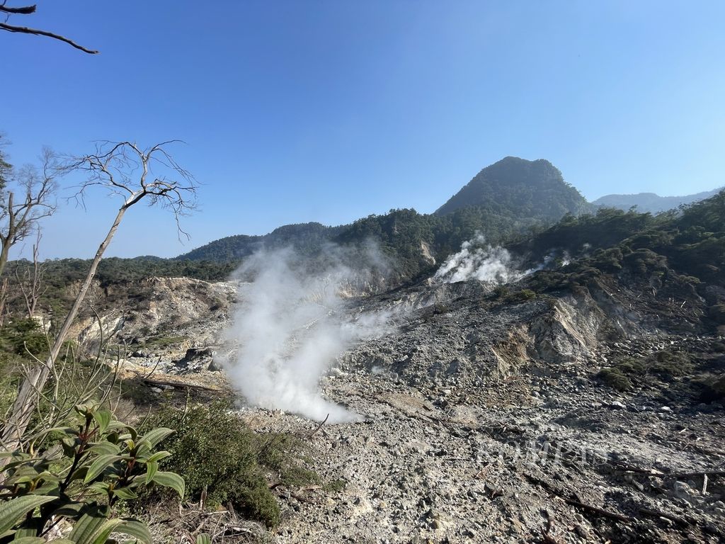 Suasana Kawah Ratu, bekas letusan Gunung Salak, pada tahun 1938 ini masih mengeluarkan air dan uap panas serta gas belerang, diakses melalui jalur Bumi Perkemahan Cangkuang, Cidahu, Kabupaten Sukabumi, Jawa Barat, Minggu (29/10/2023).