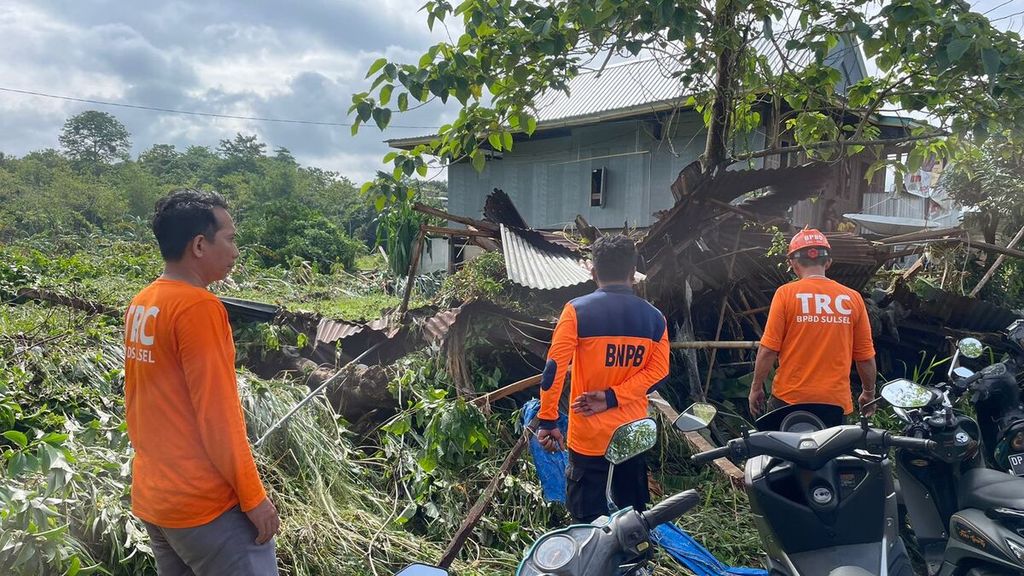 Tim Badan Penanggulangan Bencana Daerah  Sulawesi Selatan mendata rumah warga yang rusak akibat banjir dan longsor di Kota Parepare, Sulawesi Selatan, Kamis (2/2/2023). 