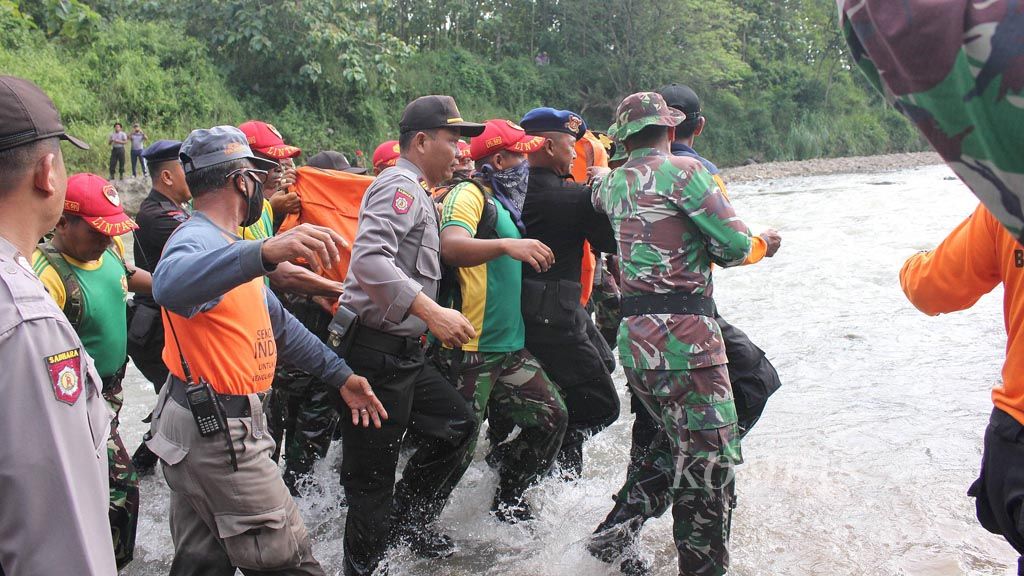Tim SAR gabungan mengevakuasi satu jenazah yang ditemukan tersangkut pada batu besar dan bambu di Sungai Catur, Kabupaten Madiun, Jawa Timur, Rabu (12/4). Setelah melakukan identifikasi sidik jari, jenazah itu adalah Ramadhani (14), siswa Madrasah Tsanawiyah Bani Alimursad, Kabupaten Magetan, yang hanyut dalam sungai di Wana Wisata Grape, Senin (10/4). Pencarian siswa ke-6 yang hanyut akan dilanjutkan pada Kamis (13/4).