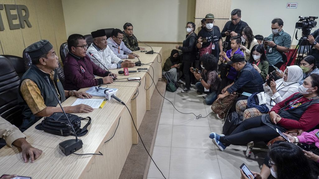 Suasana saat tim advokasi Partai Ummat yang dipimpin Denny Indrayana (kedua dari kiri) menggelar konferensi pers di Kantor Bawaslu, Jakarta, setelah menyerahkan berkas permohonan penyelesaian sengketa proses Pemilu 2024, Jumat (16/12/2022). 