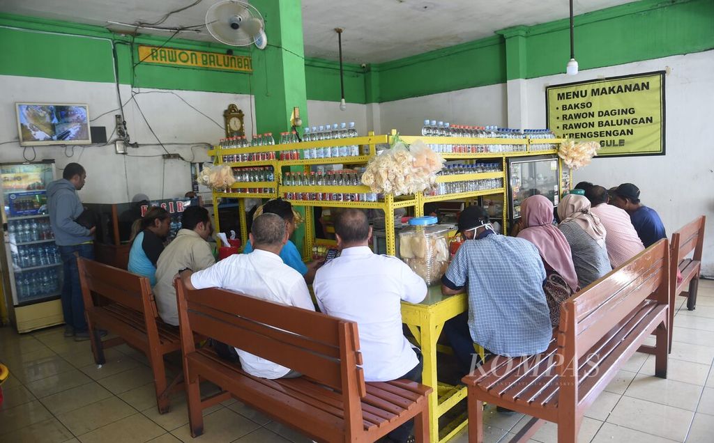 Pengunjung makan di warung rawon balungan Benowo H Mufid saat jam makan siang di Surabaya, Jawa Timur, Rabu (13/9/2023). Usaha rawon balungan tersebut berdiri sejak tahun 1965. 