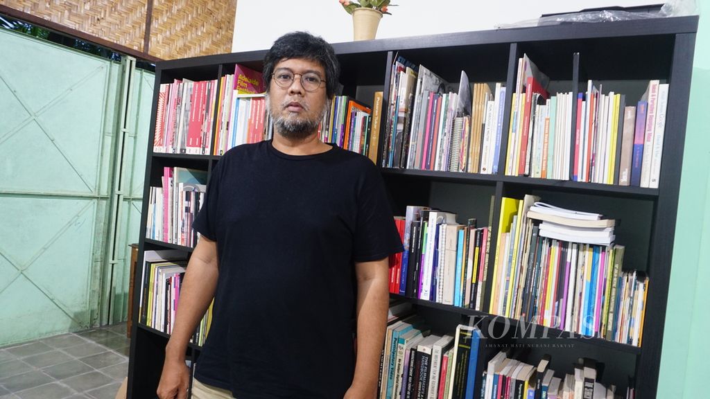 Kurnia Yudha Fitranto yang akrab dengan panggilan Yudha Gembul, pendiri Komunitas Film Dokumenter Yogyakarta pada Sabtu (1/4/2023)