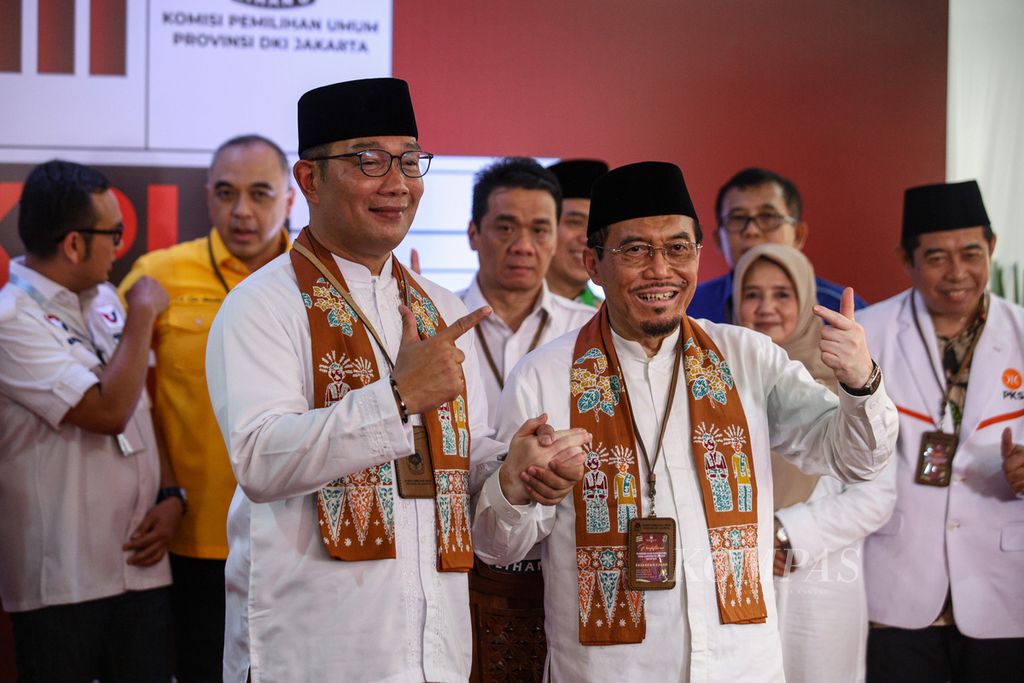 Foto bersama bakal calon gubernur dan wakil gubernur DKI Jakarta Ridwan Kamil dan Siswono seusai konferensi pers di KPU DKI Jakarta, Rabu (28/8/2024). 