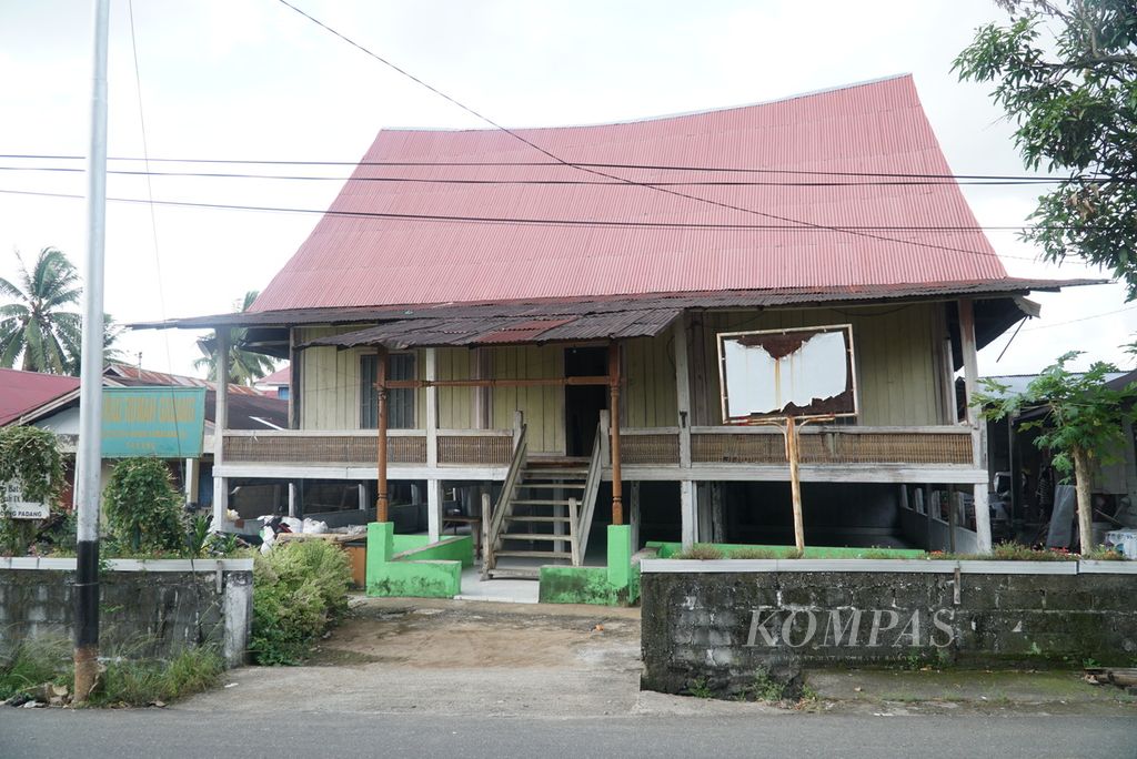 Suasana di sekitar Rumah Gadang Kajang Padati milik suku Koto di Kelurahan Pasar Ambacang, Kecamatan Kuranji, Kota Padang, Sumatera Barat, Kamis (13/10/2022). 