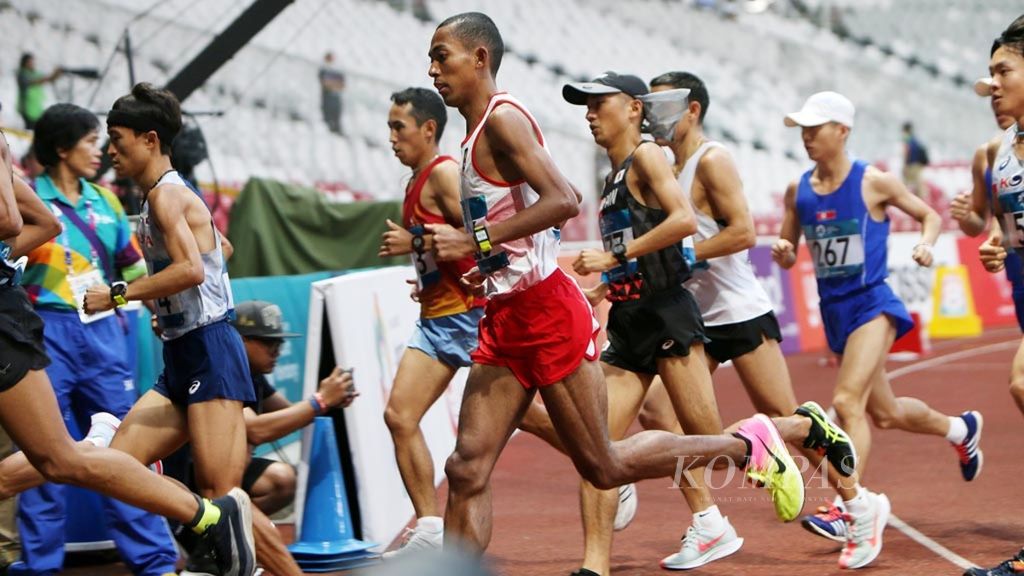 Atlet lari Indonesia, Agus Prayogo, bersama pelari lainnya mengambil start nomor lari maraton putra pada Asian Games 2018 di Stadion Gelora Bung Karno, Jakarta, Sabtu (25/8/2018).