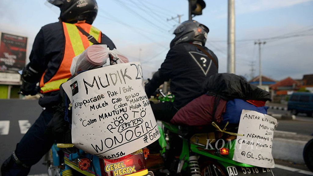 Pemudik bersepeda motor melintasi Kota Salatiga, Jawa Tengah, Jumat (23/6). Pemudik menuliskan pesan-pesan unik dengan bahasa daerahnya masing-masing yang ditempelkan di barang bawaan mereka.