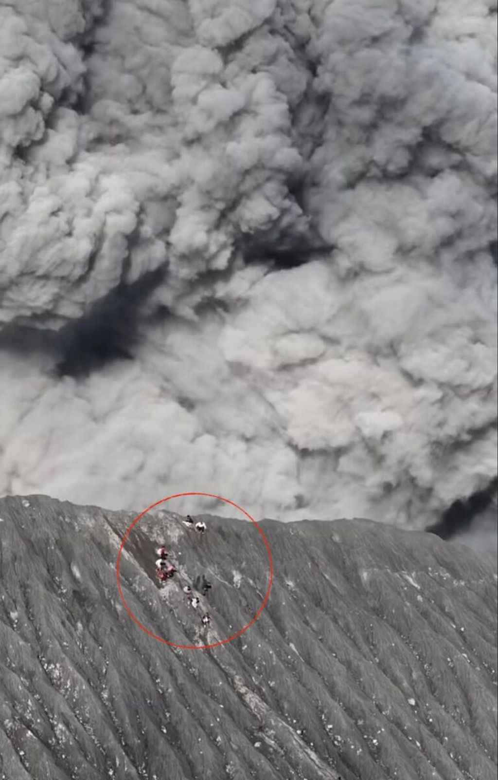 Sejumlah pendaki berada di dekat kawah Gunung Dukono, Halmahera Utara, Maluku Utara, Sabtu (18/8/2024). Belasan pendaki tersebut hampir disapu akibat abu erupsi vulkanik saat mendaki.