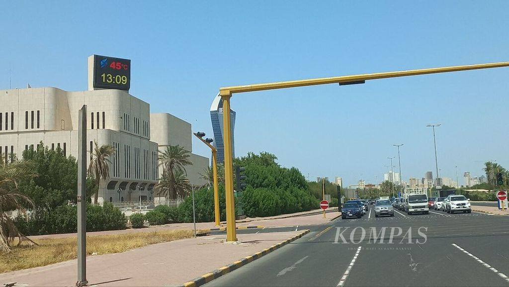 Suasana sebuah jalan utama di Kuwait City pada Selasa (6/6/2023) siang. Papan elektronik di atas sebuah bangunan menunjukkan suhu udara Kuwait City siang itu, yaitu 45 derajat Celsius.