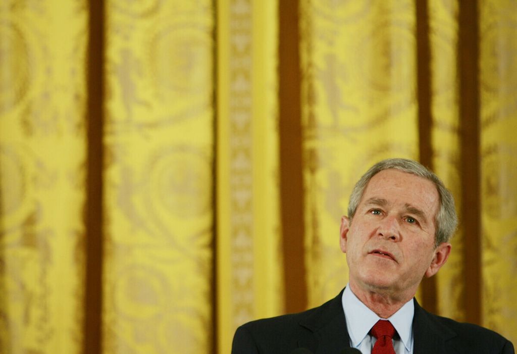  Presiden ke-43 Amerika Serikat George W Bush memberi tanggapan pada konferensi pers di Ruang Timur di Gedung Putih, 14 Februari 2007, Washington, DC, AS. Dalam kesempatan itu, Bush bicara tentang perang di Irak.