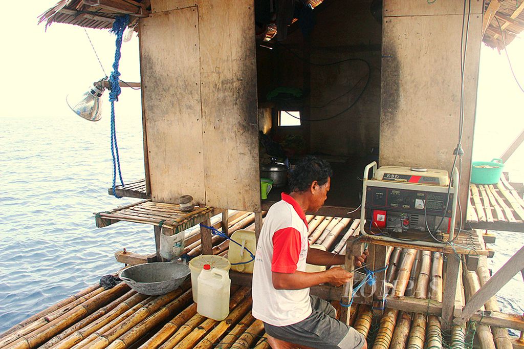 Reynaldo Pomto (54), warga negara Filipina, menjaga rumah ikan milik salah satu perusahaan ikan di tengah Laut Seram sekitar 22 mil laut (40,74 kilometer) dari Desa Kawa, Kecamatan Seram Barat, Kabupaten Seram Bagian Barat, Maluku. 